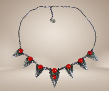 Metalen ketting punten rode accenten beige achtergrond 4 5