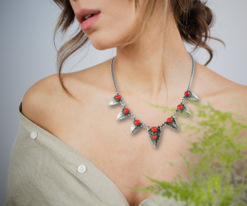 Metalen ketting punten rode accenten op dame
