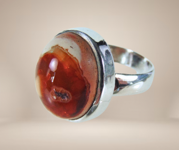 Mexicaanse vuuropaal zilveren ring ovaal beige achtergrond