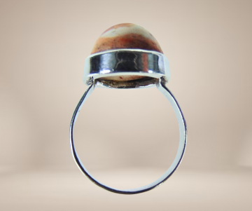 Mexicaanse vuuropaal zilveren ring ovaal beige achtergrond 1