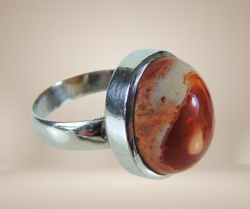 Mexicaanse vuuropaal zilveren ring ovaal beige achtergrond 2