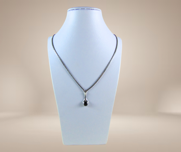 Modernist 835 zilver aparte onyx ketting hanger beige achtergrond 1