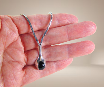 Modernist 835 zilver aparte onyx ketting hanger beige achtergrond 3