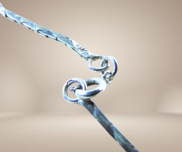 Modernist 835 zilver aparte onyx ketting hanger beige achtergrond 4