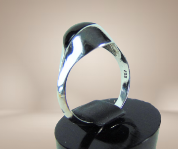 Modernist 835 zilver aparte onyx ring beige achtergrond 1