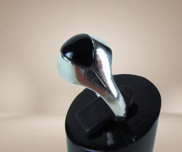 Modernist 835 zilver aparte onyx ring beige achtergrond 2