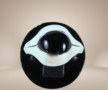 Modernist 835 zilver aparte onyx ring beige achtergrond 4