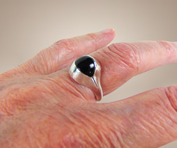 Modernist 835 zilver aparte onyx ring beige achtergrond 5