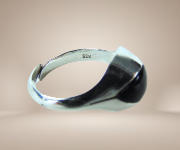 Modernist 835 zilver aparte onyx ring beige achtergrond 6