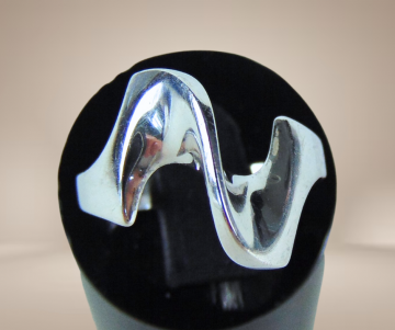 Modernist 835 zilver bm zigzag vierkante band ring beige achtergrond 1