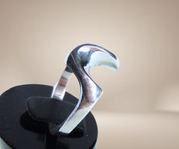 Modernist 835 zilver bm zigzag vierkante band ring beige achtergrond 2