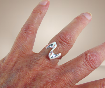 Modernist 835 zilver bm zigzag vierkante band ring beige achtergrond 3