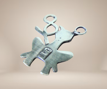 Modernist 925 zilver rxn kat hanger beige achtergrond