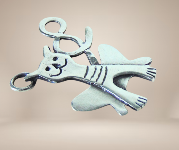 Modernist 925 zilver rxn kat hanger beige achtergrond 1