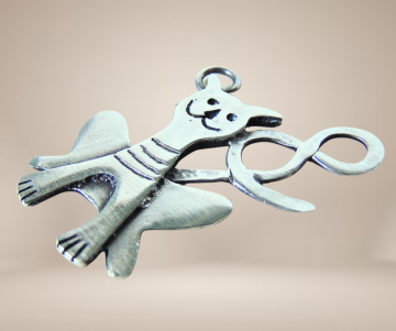 Modernist 925 zilver rxn kat hanger beige achtergrond 2