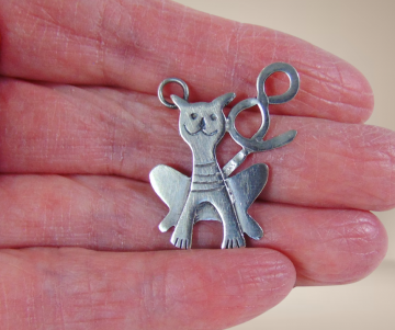 Modernist 925 zilver rxn kat hanger beige achtergrond 4