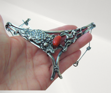 Modernist brede zwaluw brutalist verzilverde ketting