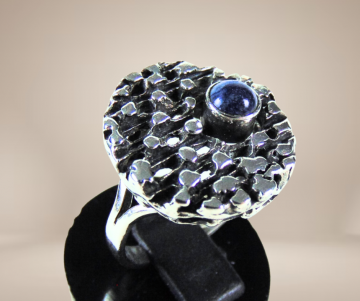 Modernist brutalist ronde structuur ring lapis lazuli zilver beige achtergrond