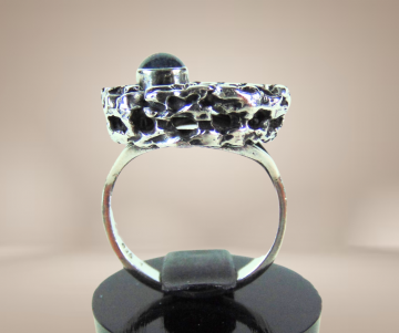 Modernist brutalist ronde structuur ring lapis lazuli zilver beige achtergrond 3