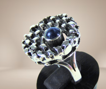 Modernist brutalist ronde structuur ring lapis lazuli zilver beige achtergrond 4