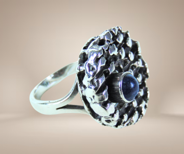 Modernist brutalist ronde structuur ring lapis lazuli zilver beige achtergrond 6