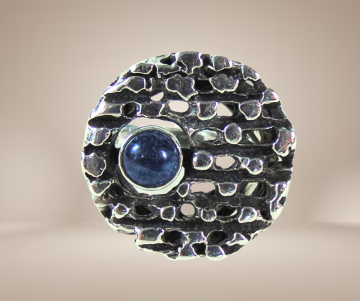 Modernist brutalist ronde structuur ring lapis lazuli zilver beige achtergrond 8