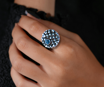 Modernist brutalist ronde structuur ring lapis lazuli zilver op hand