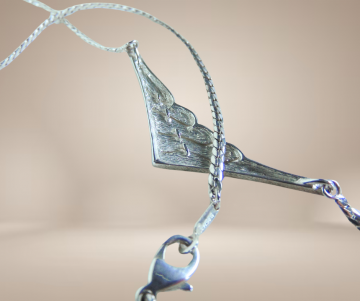 Modernist mat glans zilver v golf ketting beige achtergrond