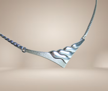 Modernist mat glans zilver v golf ketting beige achtergrond 1