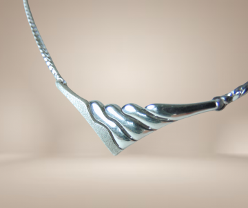 Modernist mat glans zilver v golf ketting beige achtergrond 2