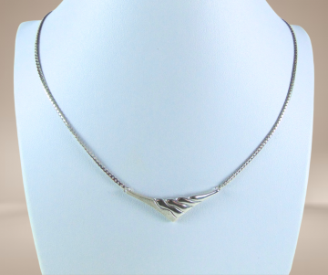 Modernist mat glans zilver v golf ketting beige achtergrond 3