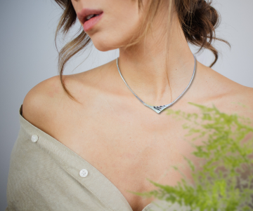 Modernist mat glans zilver v golf ketting op dame