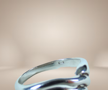 Modernist mat glans zilver v golf ring beige achtergrond 1