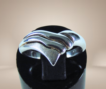 Modernist mat glans zilver v golf ring beige achtergrond 2