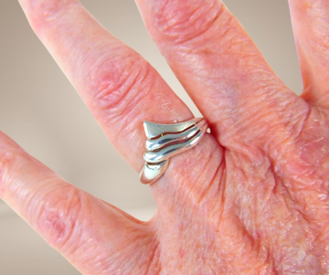 Modernist mat glans zilver v golf ring beige achtergrond 3