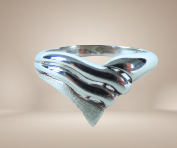 Modernist mat glans zilver v golf ring beige achtergrond 4