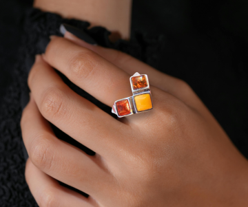 Modernist v amber zilveren ring op hand