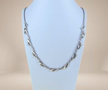 Modernist zilver 800 golfjes ketting beige achtergrond 1