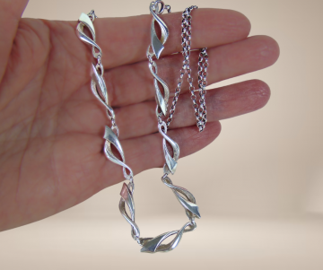 Modernist zilver 800 golfjes ketting beige achtergrond 3