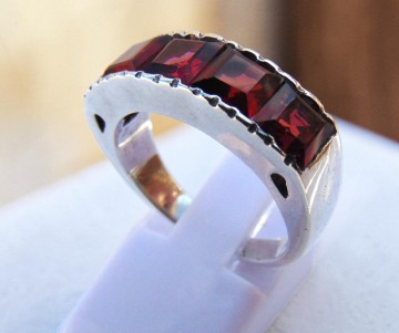 Modernist zilver en vierkant geslepen granaat rijring pr 6
