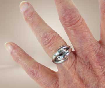 Modernist zilver mat en glans lussen ring beige achtergrond