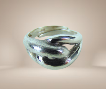 Modernist zilver mat en glans lussen ring beige achtergrond 1