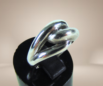 Modernist zilver mat en glans lussen ring beige achtergrond 2