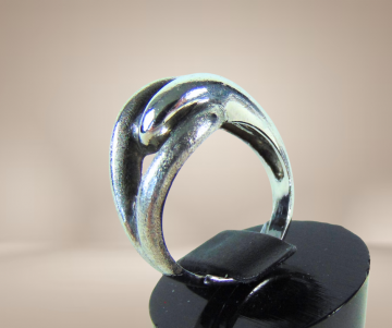 Modernist zilver mat en glans lussen ring beige achtergrond 3