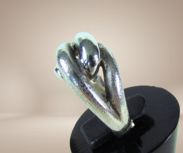 Modernist zilver mat en glans lussen ring beige achtergrond 4