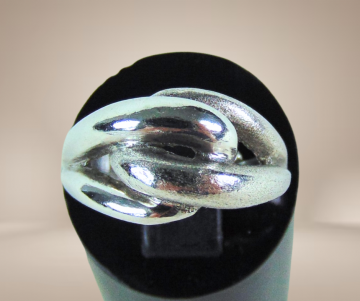 Modernist zilver mat en glans lussen ring beige achtergrond 5