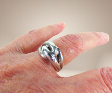 Modernist zilver mat en glans lussen ring beige achtergrond 6