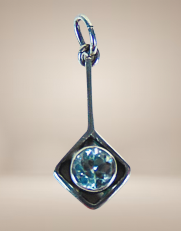 Modernist zilver vierkant aan lange staaf hanger topaas x beige achtergrond