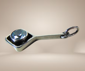 Modernist zilver vierkant aan lange staaf hanger topaas x beige achtergrond 1