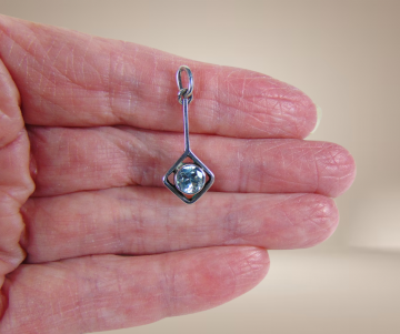 Modernist zilver vierkant aan lange staaf hanger topaas x beige achtergrond 3